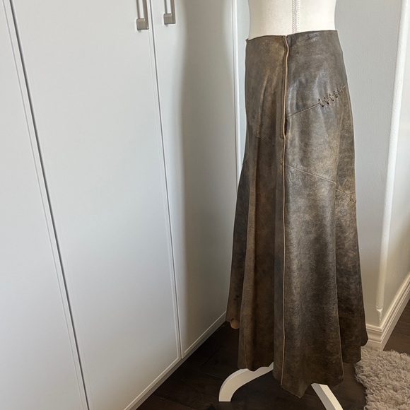 Danier Women's Distressed Brown Leather A-Line Skirt - Picture 3 of 13